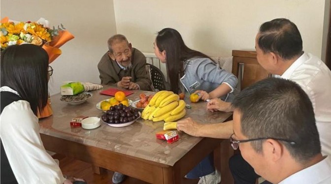 省委老干部局領導慰問甘肅建科院百歲老人薛篤昶
