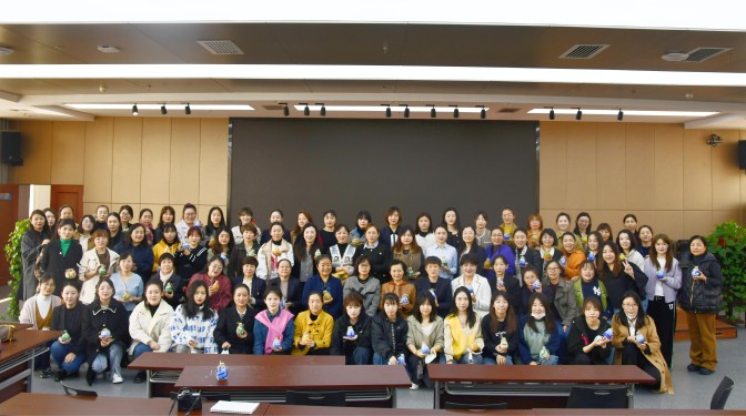 甘肅建科院舉行紀念“三八”國際勞動婦女節表彰大會暨女職工創意花瓶DIY活動