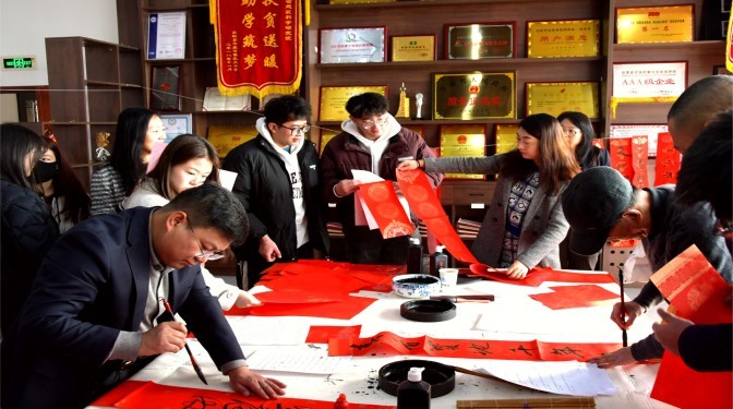 “筆墨傳情迎蛇年，春聯送福暖人心”——甘肅建科院工會開展春節送福送春聯活動