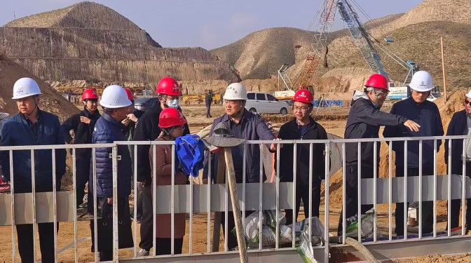 聚焦綠色創新實踐 開拓產業產品板塊——甘肅建科院領導調研指導“工業固廢膠凝材料黃土地基處理”工程應用現場