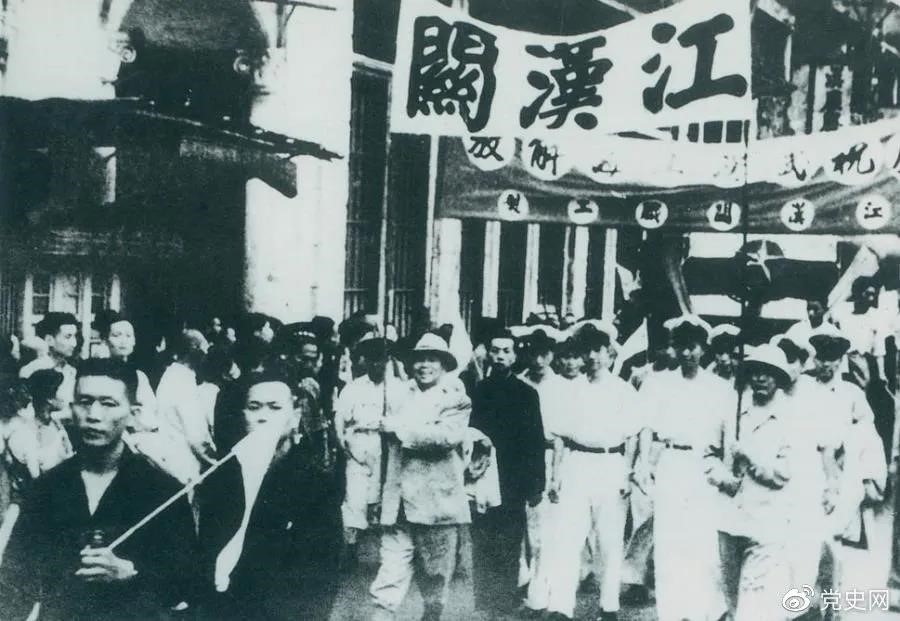1949年5月17日，第四野戰軍解放武漢。圖為武漢人民歡慶解放。