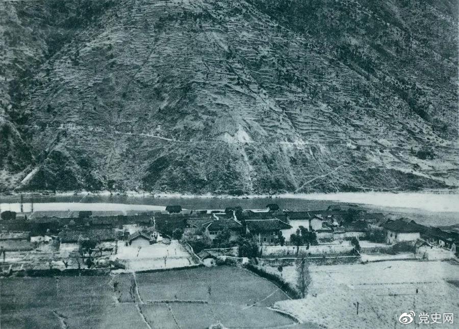 　　1935年5月25日，紅一方面軍到達大渡河南岸的安順場。紅軍17名勇士靠一葉孤舟強渡大渡河，為沿大渡河左岸北上的部隊打開了一條通道。圖為安順場一角。