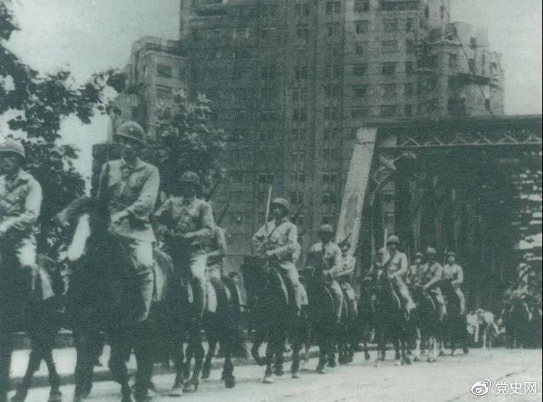 　　1949年5月，人民解放軍殲滅退守上海的敵軍15萬人，解放了這個中國最大的城市。圖為解放軍進駐上海。
