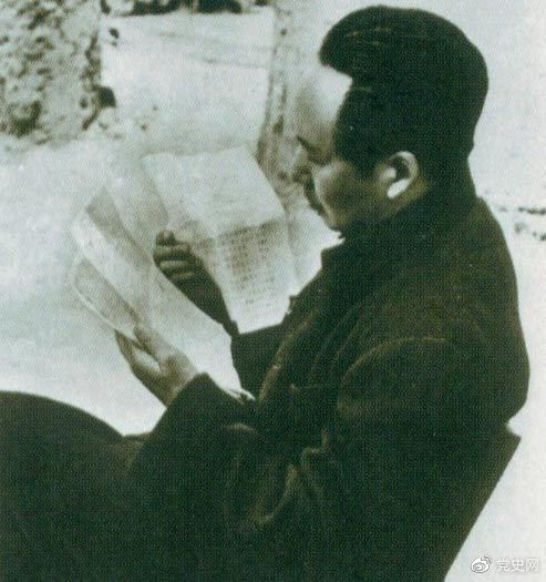 　　1946年6月，國民黨撕毀停戰(zhàn)協(xié)定和政協(xié)決議，挑起全面內(nèi)戰(zhàn)。這是毛澤東在延安審閱有關(guān)自衛(wèi)反擊的電報(bào)。