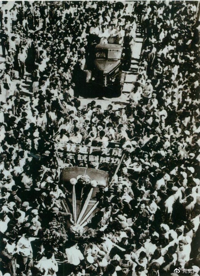 　　1956年7月13日，第一批國產(chǎn)“解放”牌汽車在長春第一汽車制造廠試制成功，結(jié)束了中國不能制造汽車的歷史。圖為7月14日，“解放”牌汽車開下生產(chǎn)線。