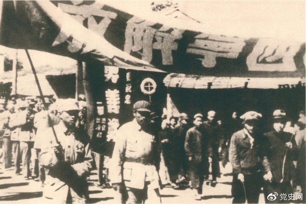 1949年9月，青海西寧解放。圖為人民解放軍列隊進入西寧城區(qū)。
