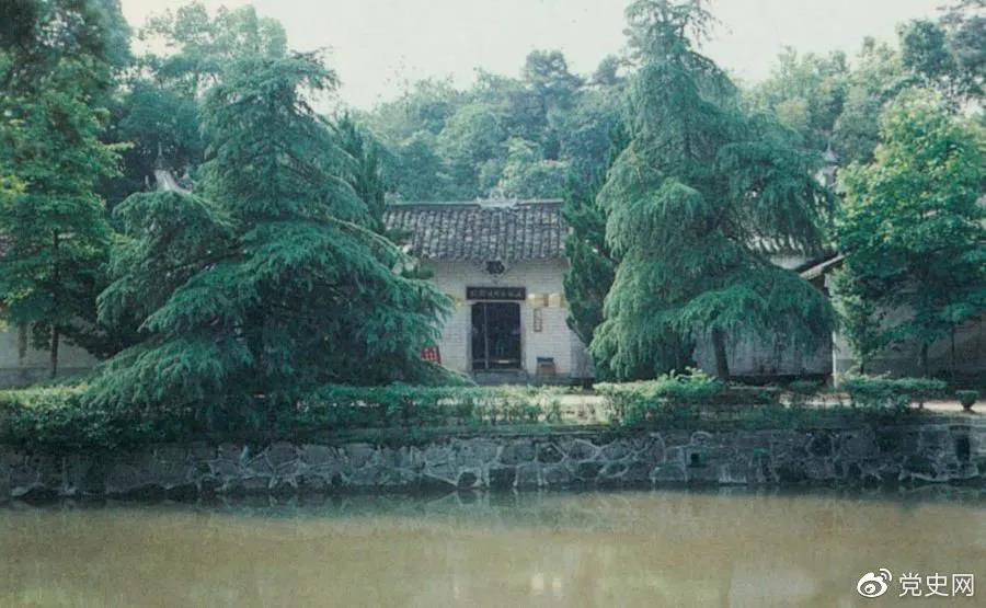 圖為任弼時故居。1904年4月30日,任弼時出生在湖南省湘陰縣熟塘鄉唐家橋(今屬汨羅市)。