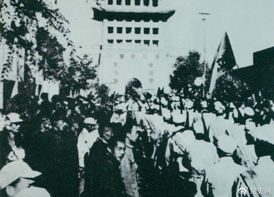 1949年8月，蘭州解放。圖為第一野戰(zhàn)軍開進蘭州市區(qū)。