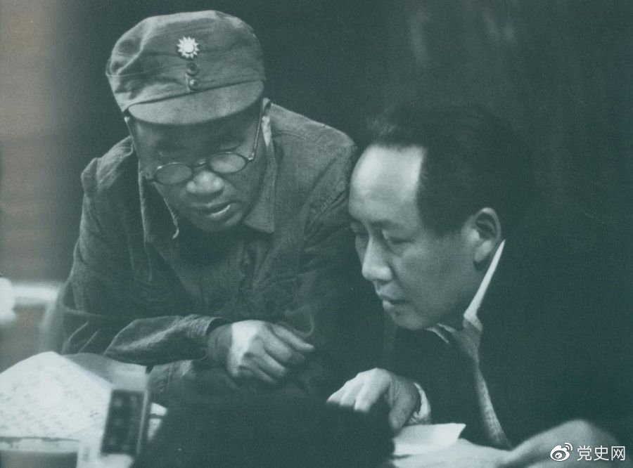 1945年4月,毛澤東和朱德在中國共產黨第七次全國代表大會上。