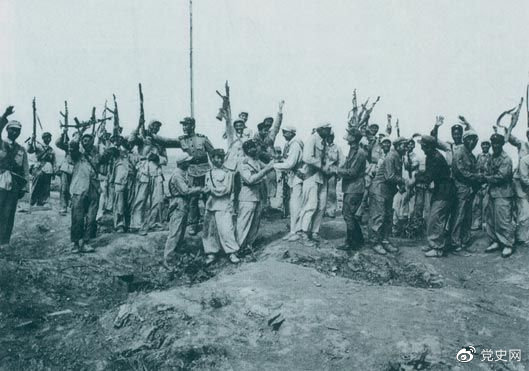 1953年7月28日，朝鮮人民軍來到志愿軍陣地上，互相祝賀、共同歡呼抗美斗爭的偉大勝利。