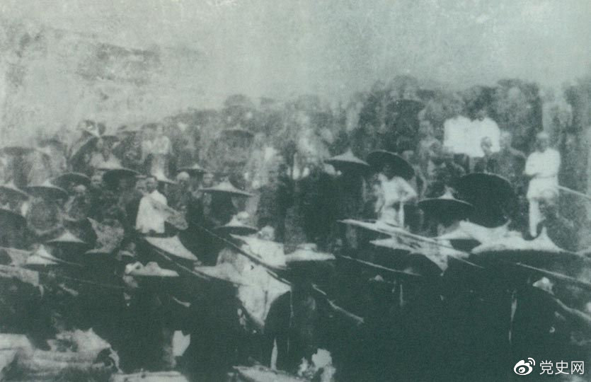 　　1926年7月9日，國民革命軍開始北伐。兩天后，北伐軍的先頭部隊葉挺獨立團攻占了長沙。然后向武漢進攻。一路上，迅猛發(fā)展的農民運動有力地配合了北伐戰(zhàn)爭。在湖南、江西、湖北，農民運動越來越引人注目。這是支援北伐戰(zhàn)爭的農民自衛(wèi)軍。